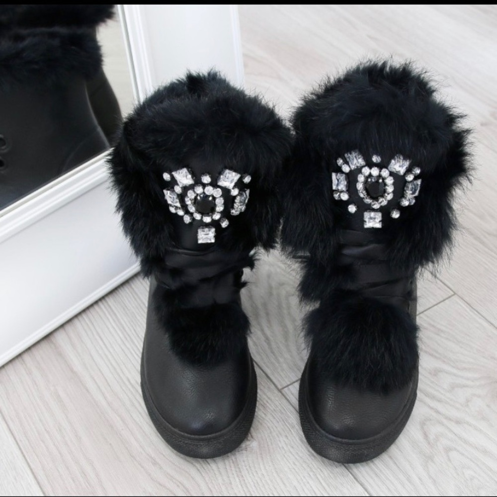 Ladies booties with gems and fur